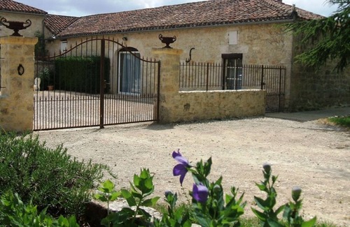 Mauroux House | Gite with large swimming pool, play area, adapted for wheelchair users. Quality bedding.