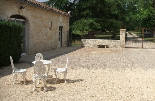 Mauroux House | Gite with large swimming pool, play area, adapted for wheelchair users. Quality bedding.