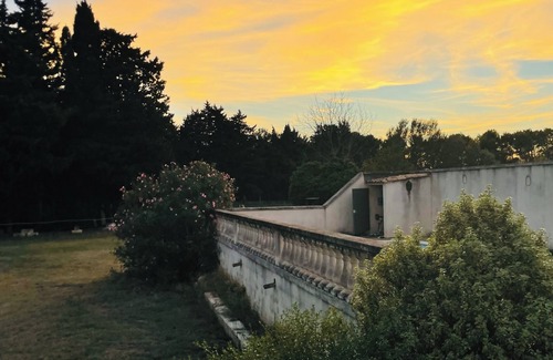 Vallabregues Apartment | Gîte with swimming pool and tennis court
