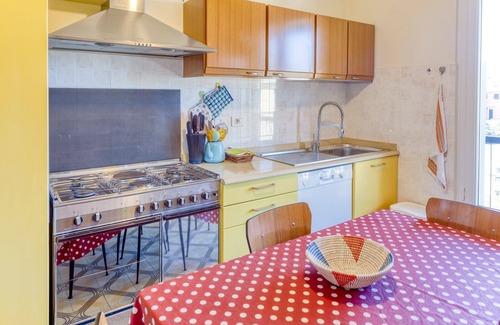 Levanto Apartment | Giulia 2, Levanto - for 4, in centre, 5 minutes from beach and station to Cinque Terre