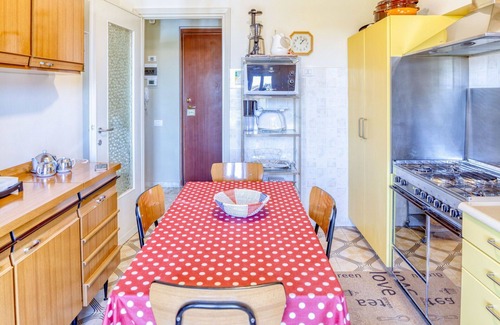 Levanto Apartment | Giulia 2, Levanto - for 4, in centre, 5 minutes from beach and station to Cinque Terre