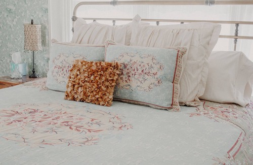 Stillwater Apartment | Giverny Suite - Aurora Staples Inn