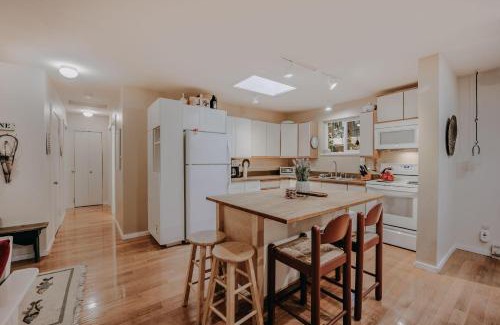 Warnick House | Glacier Springs Cabin #30 - Hot Tub - Wi-Fi - Pets Ok