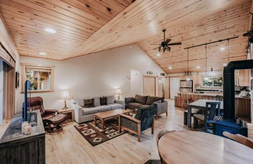 Warnick House | Glacier Springs Cabin 65 - Hot Tub - Wi-Fi