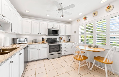 East Naples Condo | Glades Golf & Country Club-Updated 2/2 Condo near 5th Ave Shopping, Beach & Pier