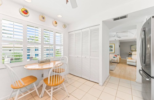 East Naples Condo | Glades Golf & Country Club-Updated 2/2 Condo near 5th Ave Shopping, Beach & Pier