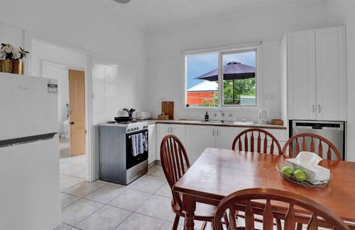 East Geelong House | Gladioli I Central Geelong Cottage I Sleeps 6