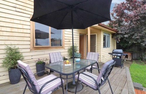 East Geelong House | Gladioli I Central Geelong Cottage I Sleeps 6