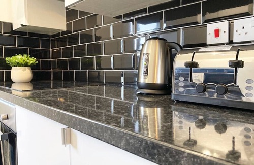 Cardonald Apartment | Gladsmuir House - three bedroom upper near motorway and train station Glasgow