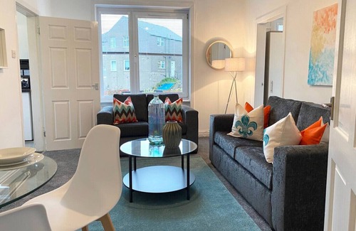 Cardonald Apartment | Gladsmuir House - three bedroom upper near motorway and train station Glasgow