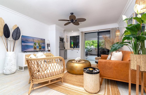 Port Douglas Apartment | Glam Apartment In The Heart Of Town, King Bed, 2 Pools, Free Parking & WIFI