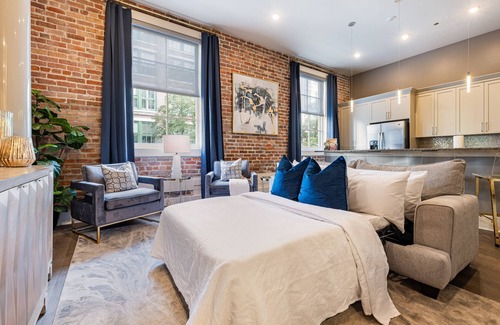 Central Business District Condo | ✨GLAM MEETS DOWNTOWN HISTORIC CHARMER✨Spacious Corner Condo with Sleeper Sofa | The Stella
