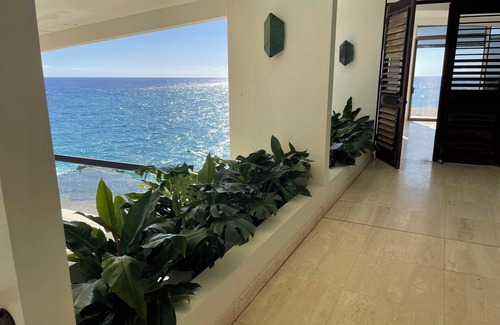 Honolulu House | Glam Mid Century Modern 4-bedroom oceanfront estate in wonderful Honolulu