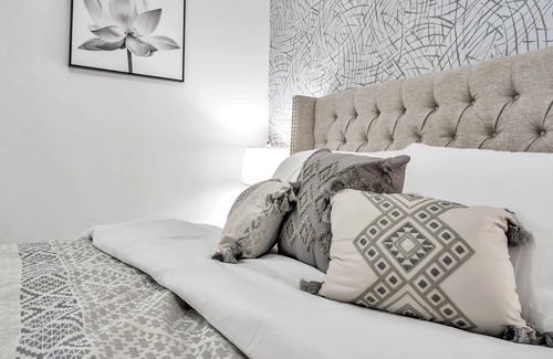 Buffalo Apartment | Glamorous 2 Bedroom near Cazenovia Park