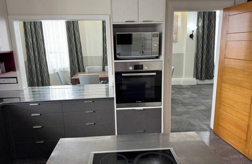 Hastings Apartment | Glamorous Getaway - Art Deco Apartment