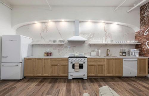 Downtown Louisville Apartment | Glamorous Heart of Kentucky Suite