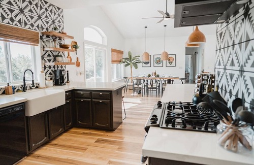 Oakhurst House | Glamour Mountain Getaway by Casa Oso With Hot Tub