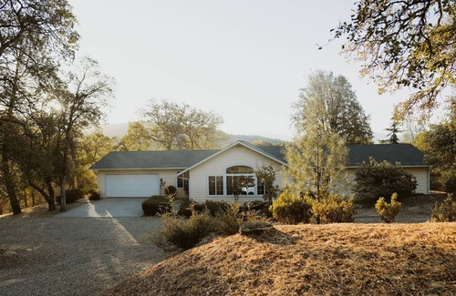 Oakhurst House | Glamour Mountain Getaway by Casa Oso With Hot Tub