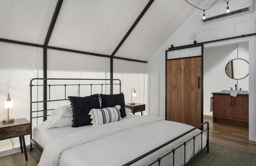 Fredericksburg Other | Glamping at Cherry Cove W/ Hot Tub!