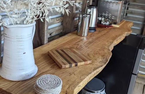 Hot Springs RV Rental | Glamping at Horse Hollow Farm Renovated Corn Crib
