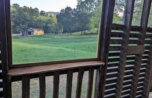 Hot Springs RV Rental | Glamping at Horse Hollow Farm Renovated Corn Crib