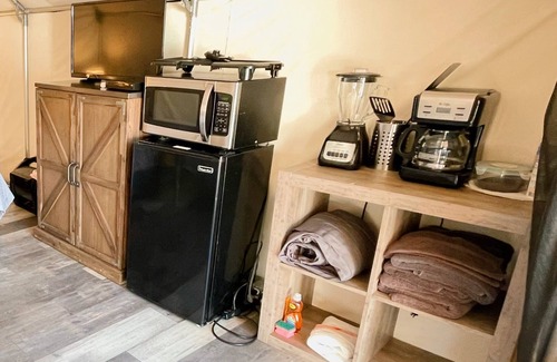 Prairie Lea Cabin | Glamping Cabin with 2 Queen beds
