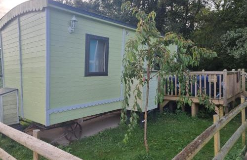 Llanfair Caereinion Ski Chalet | Glamping Hut - Sleeps 2 hot tub & parking