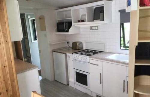 Llanfair Caereinion Ski Chalet | Glamping Hut - Sleeps 2 hot tub & parking