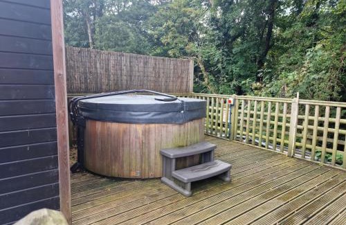 Llanfair Caereinion House | Glamping Hut - Sleeps 2 hot tub & parking