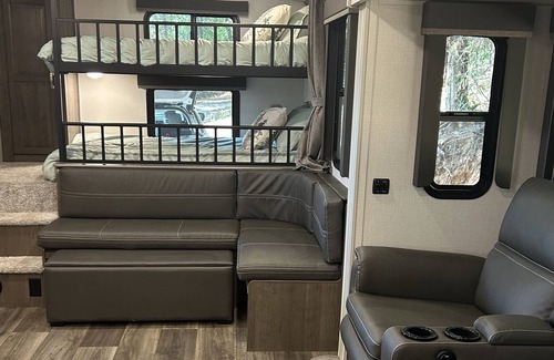 Pelsor House | Glamping in the Trees with view pet friendly
