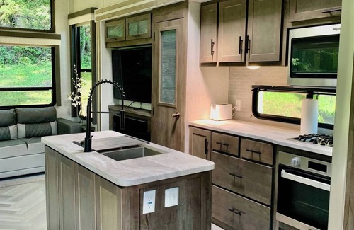 Sagle House | Glamping Near Sandpoint: Salt Water Hot Tub - Camper/RV in Sagle, Idaho