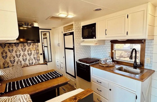 De Soto House | Glamping on the Ridge / HOT TUB / Sleeps 4