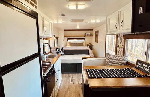 De Soto House | Glamping on the Ridge / HOT TUB / Sleeps 4
