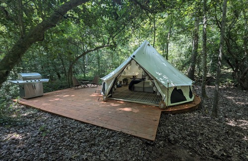 Clarkesville RV Rental | Glamping Retreat in North Georgia Mountains, Fully furnished, With AC