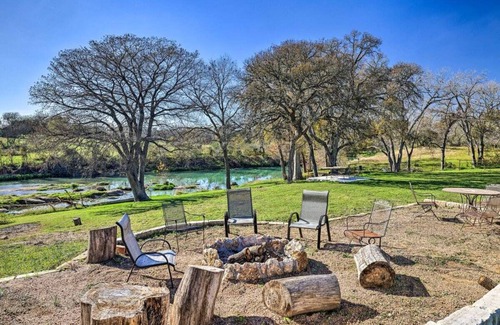 Martindale House | Glamping, Vintage RV San Marcos Water Front Style! One Acre! No Pets!