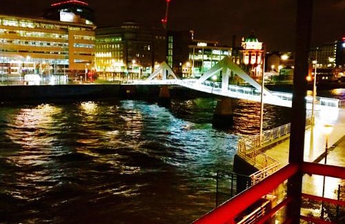 Tradeston Apartment | Glasgow City Centre Flat with River Views and Parking