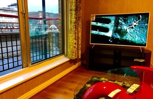 Tradeston Apartment | Glasgow City Centre Flat with River Views and Parking