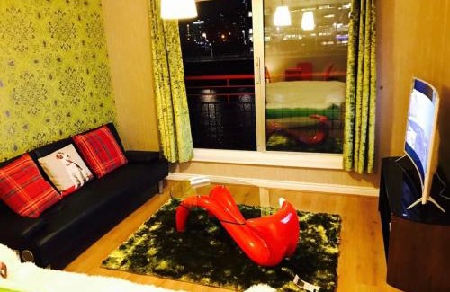 Tradeston Apartment | Glasgow City Centre Flat with River Views and Parking
