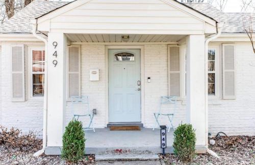 Franklin House | Glass Street Bungalow HOT TUB Walk to Franklin