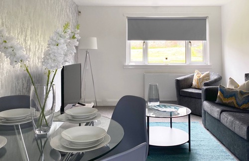 Paisley Apartment | Glen Apartment - Compact apartment in residential area