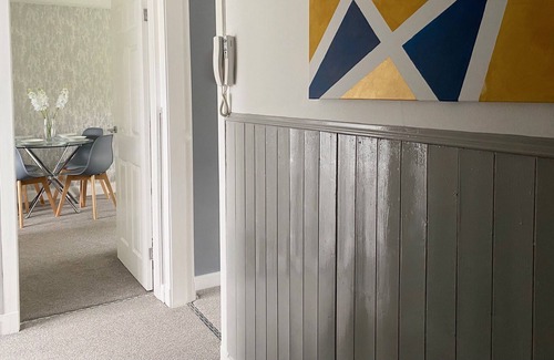 Paisley Apartment | Glen Apartment - Compact apartment in residential area
