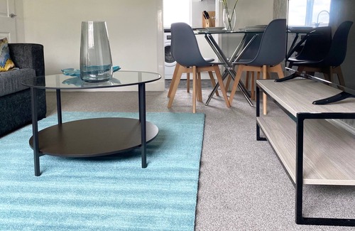 Paisley Apartment | Glen Apartment - Compact apartment in residential area