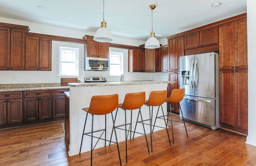 Afton House | Glenbrae- Luxury 5br Farmhouse, Mountain Views, just off 151