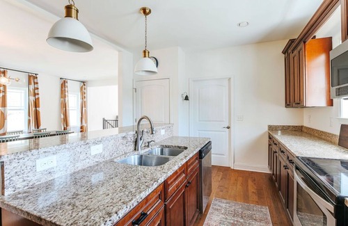 Afton House | Glenbrae- Luxury 5br Farmhouse, Mountain Views, just off 151