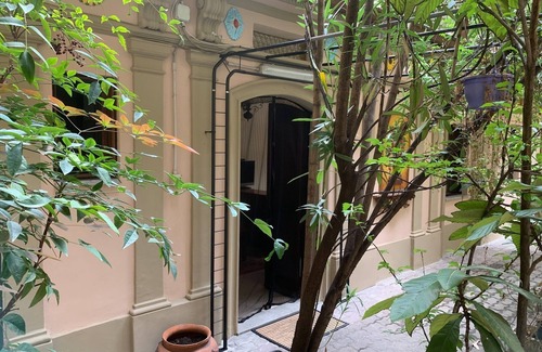Historic Centre Apartment | Glenda's Suite and its Patio
