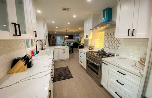 Verdugo Woodlands House | Glendale Hills LUXURY with 360 degree VIEWS!