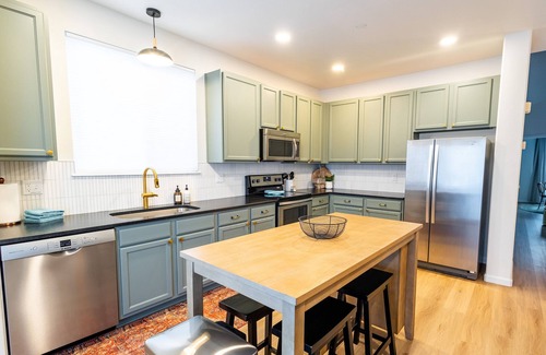 Gleneagle House | "Gleneagle Getaway"- HOT TUB and 5 minutes to AFA!