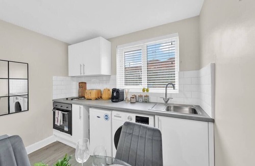 Haringey Apartment | Glimmering Comfort: Spacious Studio for 3!