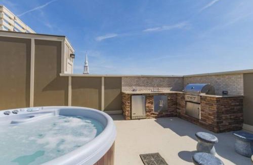 Nashville House | GLITZ & GUITARS I Stylish 3BR with Rooftop Hot Tub in East Nashville
