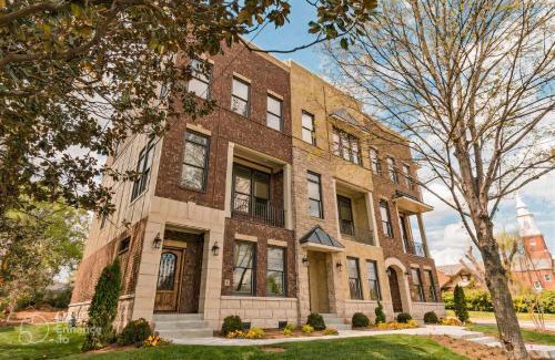 Nashville House | GLITZ & GUITARS I Stylish 3BR with Rooftop Hot Tub in East Nashville